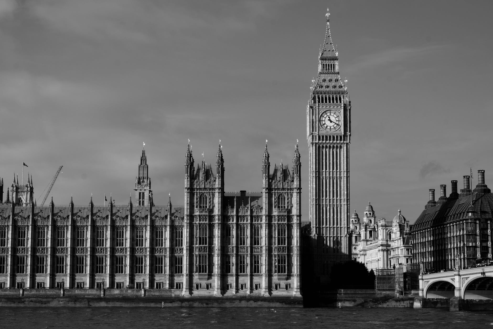 westminster palace and big ben in black and white